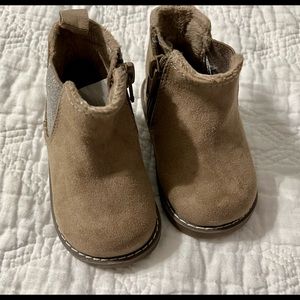 Girls size 2.5-3.5 boots